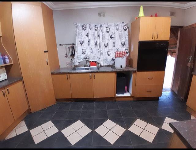3 BEDROOM HOUSE FOR SALE IN OOS EINDE